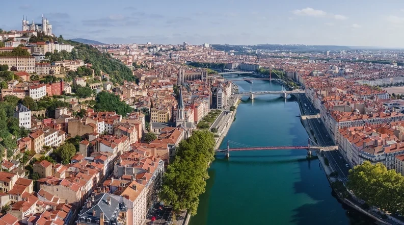 Une vue sur Lyon, l'une des villes les plus dynamiques de la France, avec un marché de location appartement lyon en hausse.