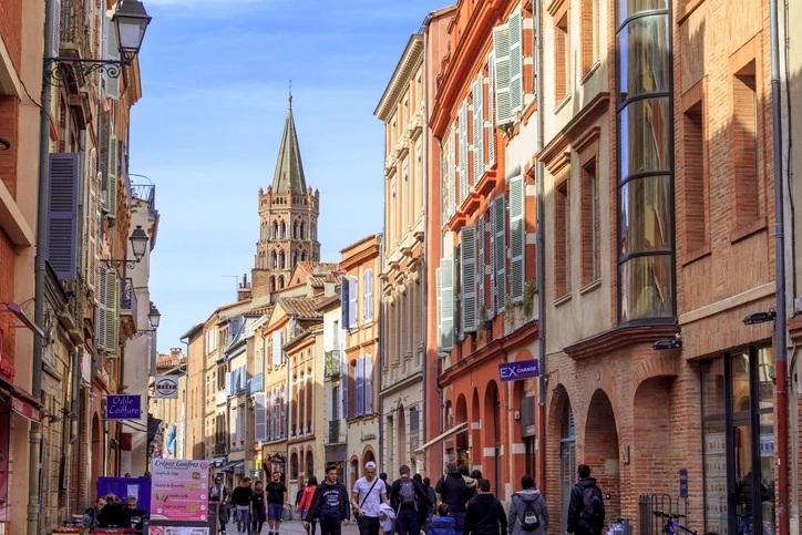 La ville de Toulouse, avec de nombreux biens immobiliers au fond. Elle offre de nombreuses opportunités aux investisseurs qui cherchent une gestion locative toulouse.