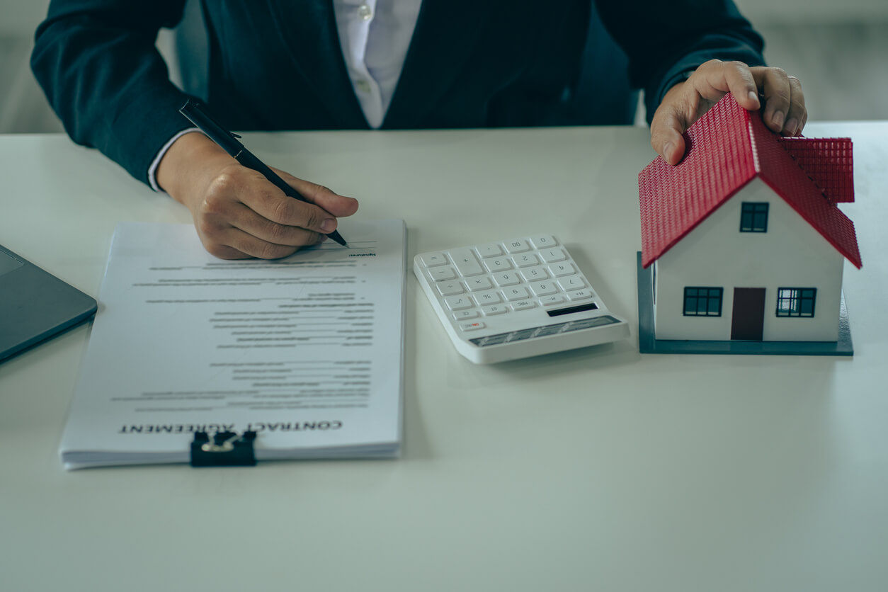 Image d’un expert en SCPI dans un bureau, analysant des dossiers et des données sur son ordinateur, expliquant les raisons et les avantages d’investir dans une SCPI