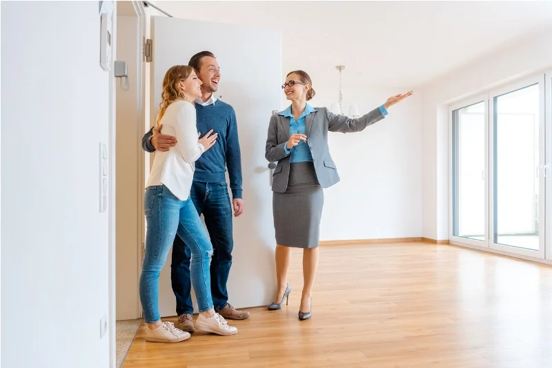 Un couple accompagné d'un professionnel de l’immobilier entrain de visiter une location appartement Angers