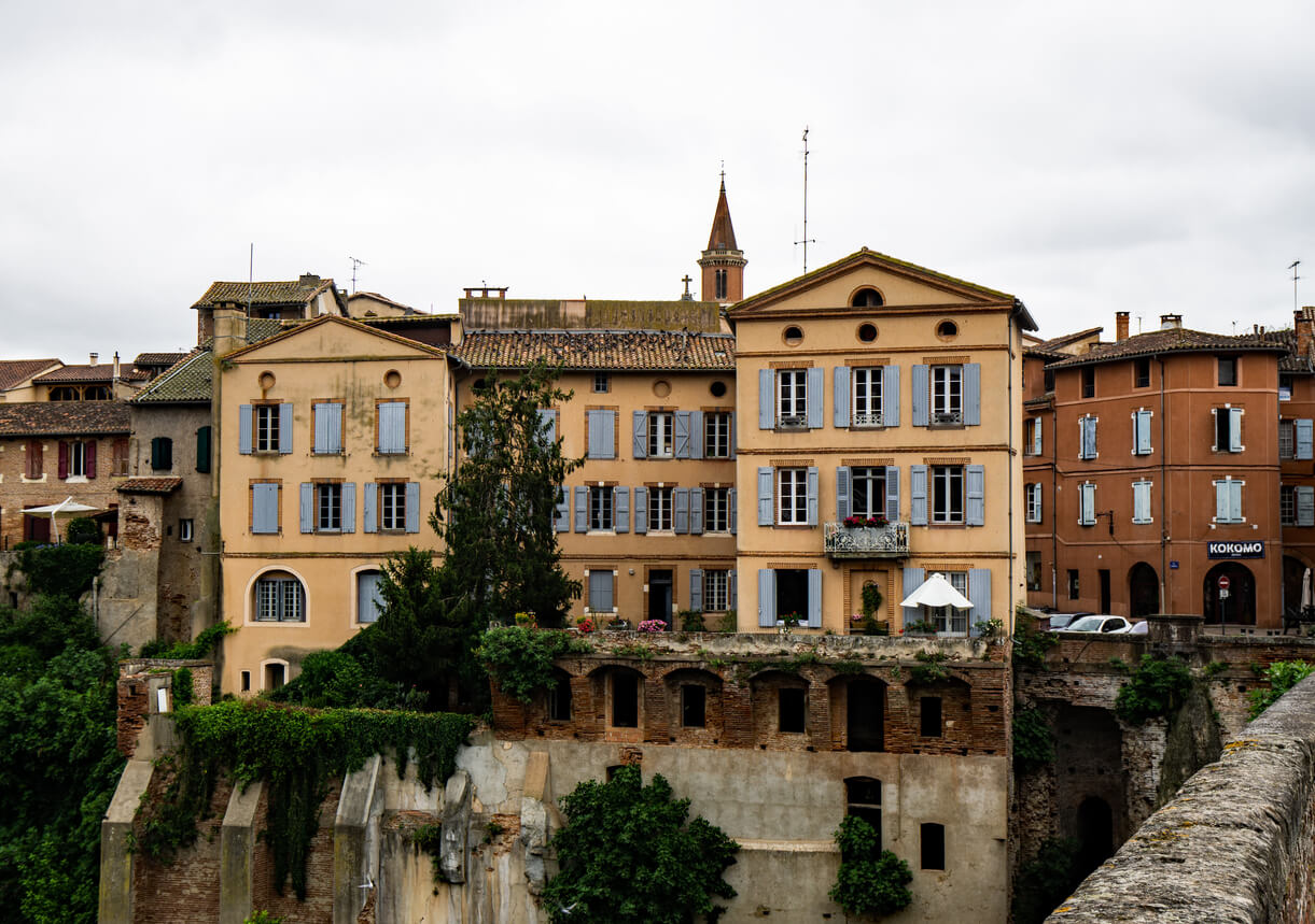 Façades d'appartements anciens à Albi, nichés sur un site historique, offrant un fort potentiel pour un investissement locatif Albi au cœur d'un cadre unique