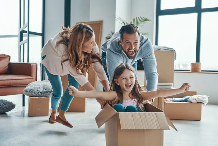 Une famille contente entrain de déménager. Confiez la recherche location particulier à particulier appartement à un pro assure une tranquillité d'esprit.