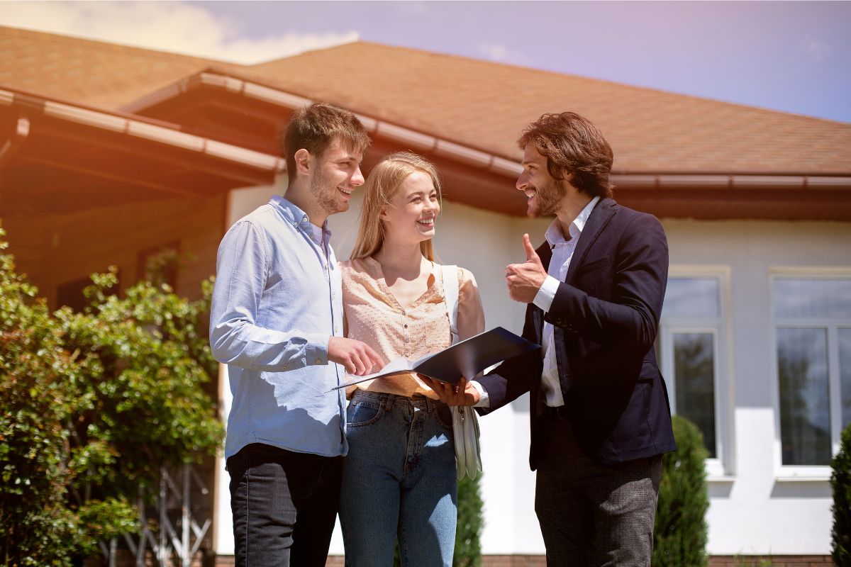 Couple consultant un expert en SCI pour discuter de la succession et des avantages fiscaux de la transmission des parts sociales dans une société civile immobilière.