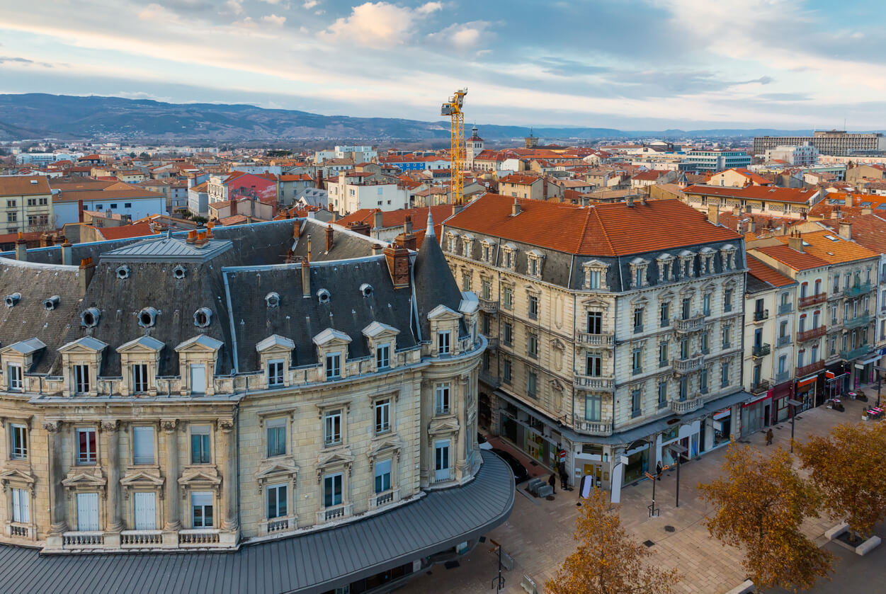 Une vue panoramique sur les bâtiments historiques et modernes de Valence, illustrant l'attractivité et le potentiel pour l'investissement locatif Valence