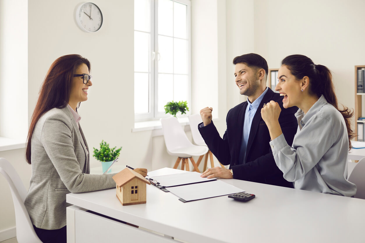 Image illustrant trois personnes en discussion dans un bureau pour optimiser la fiscalité d'une résidence principale en SCI.