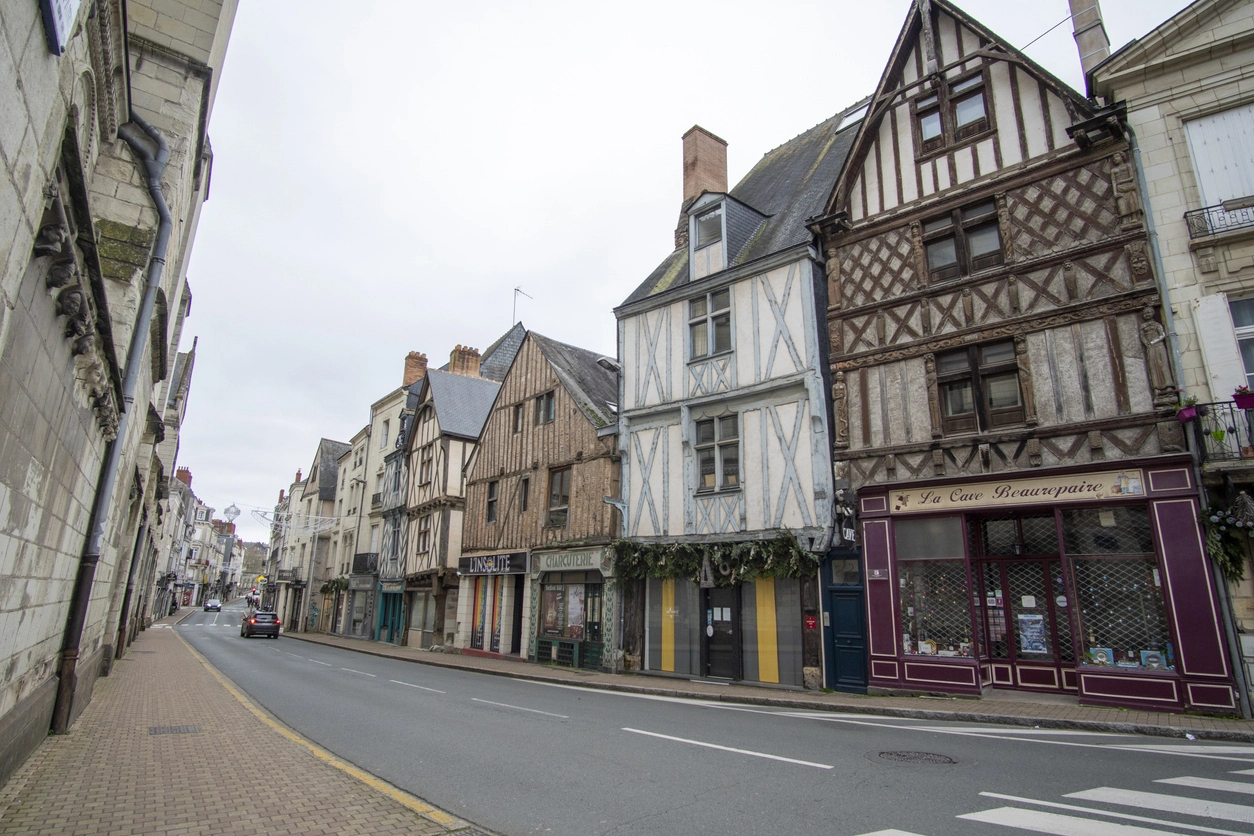 Des maisons à colombages dans une rue historique d'Angers, offrant charme et potentiel pour un investissement locatif Angers attractif