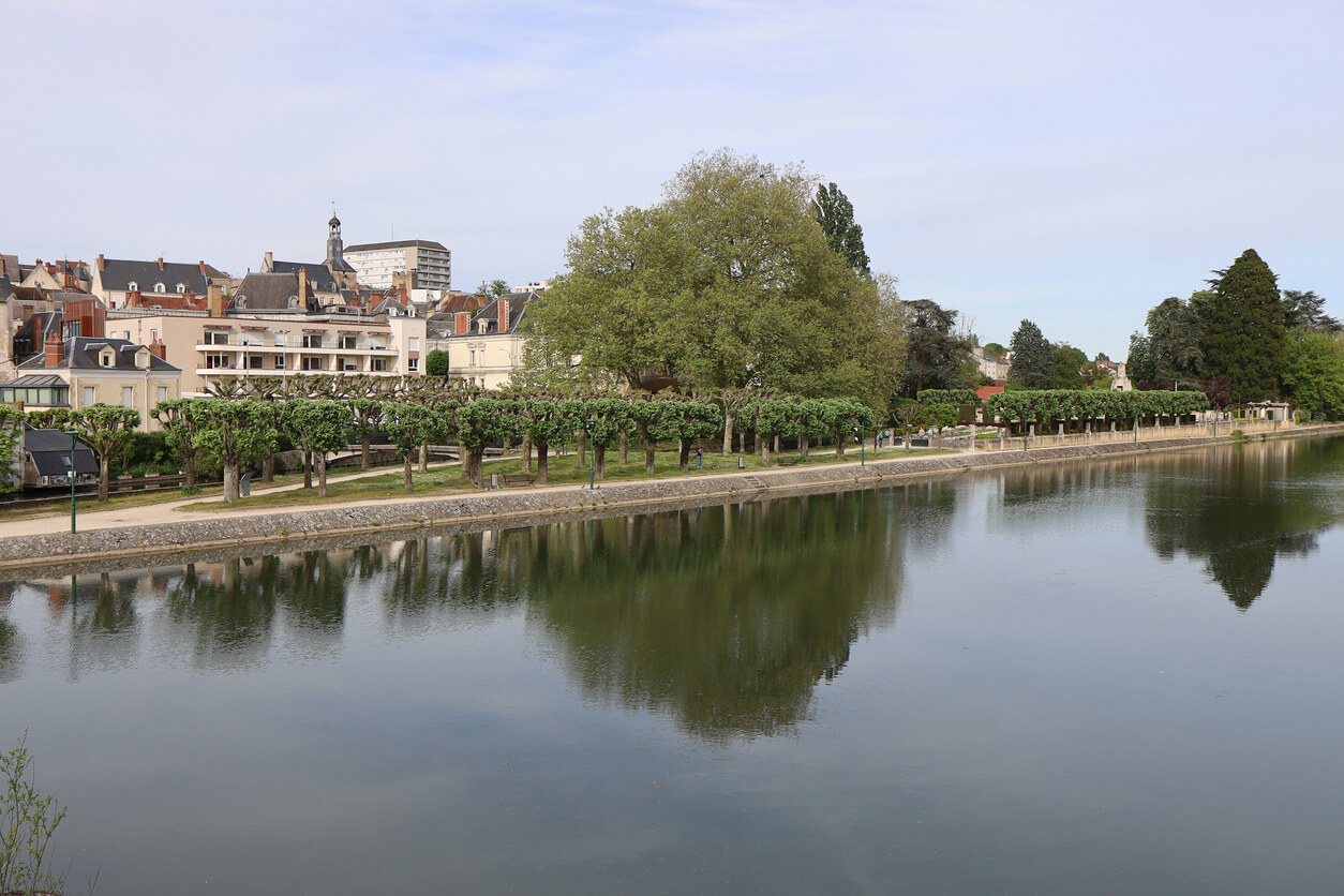 Vue paisible d’un parc arboré et d’une rivière à Vierzon, offrant un cadre idéal pour un investissement locatif Vierzon dans un environnement calme et serein