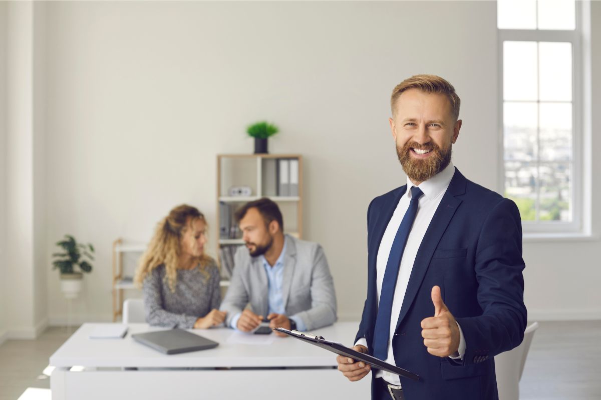 Couple avec un expert en SCI dans un bureau, discutant des démarches pour créer une SCI adaptée à un héritage immobilier.