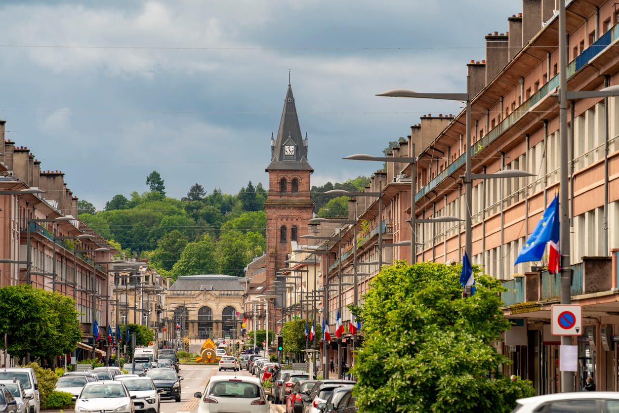 Vue panoramique de Saint-Dié-des-Vosges, une ville dynamique et idéale pour l'investissement locatif Saint-Dié-des-Vosges, avec son architecture et son cadre verdoyant