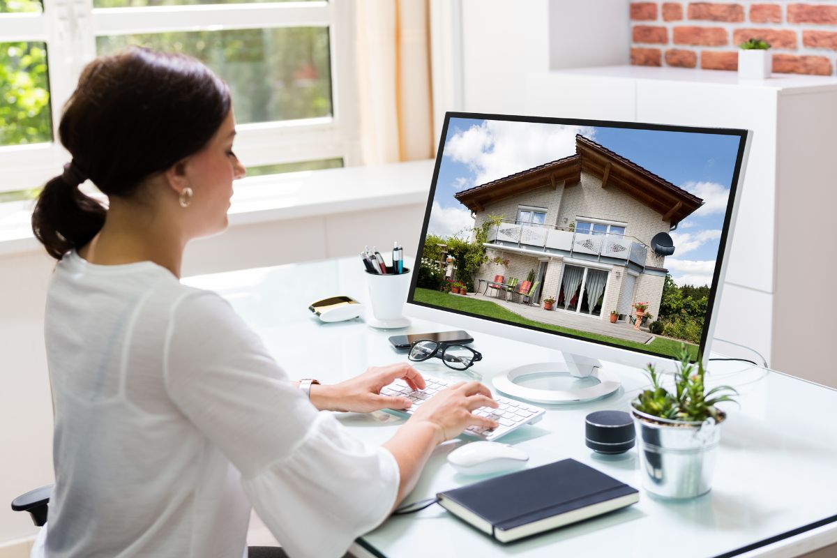 Image d'une femme devant son ordinateur, expliquant la création d’une SCI comme une solution idéale pour la gestion et la transmission du patrimoine immobilier.