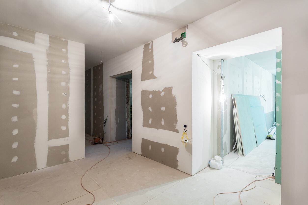  Travaux de rénovation en cours dans un appartement : pose de structures métalliques et de plaques de plâtre. Un projet idéal pour un investissement locatifTourcoing.