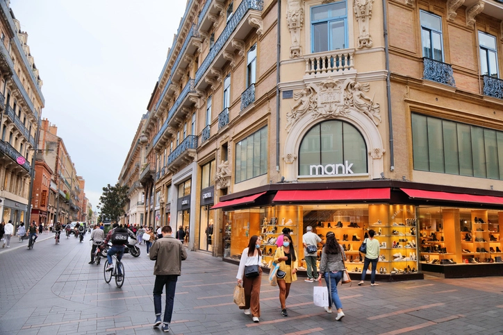 La ville de Toulouse, avec des bâtiments en bord de rue, un lieu parfait pour une gestion locative toulouse rentable et pérenne.