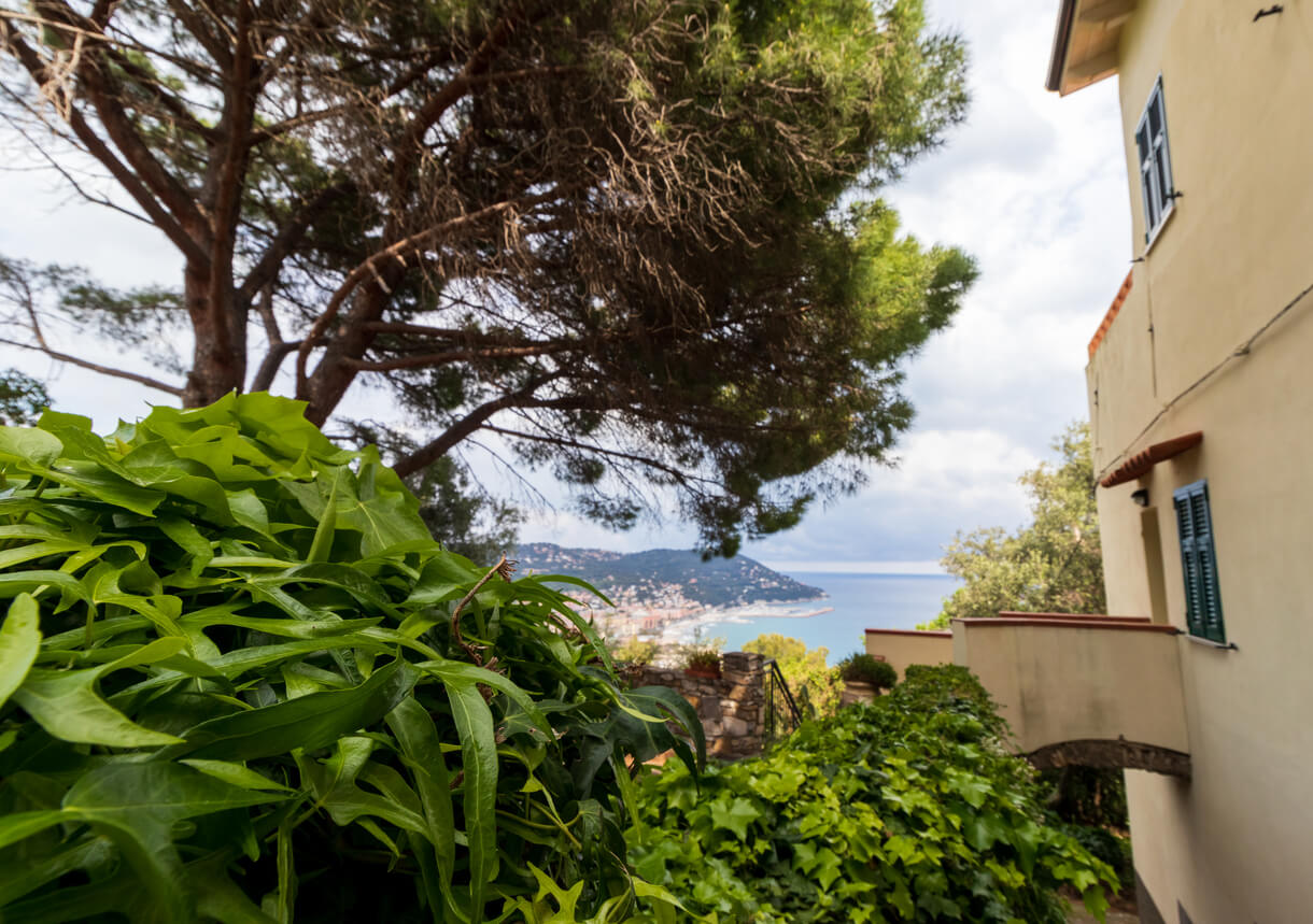 La mer Méditerranée se dévoile sous un ciel capricieux, tandis que les maisons s'accrochent à la colline