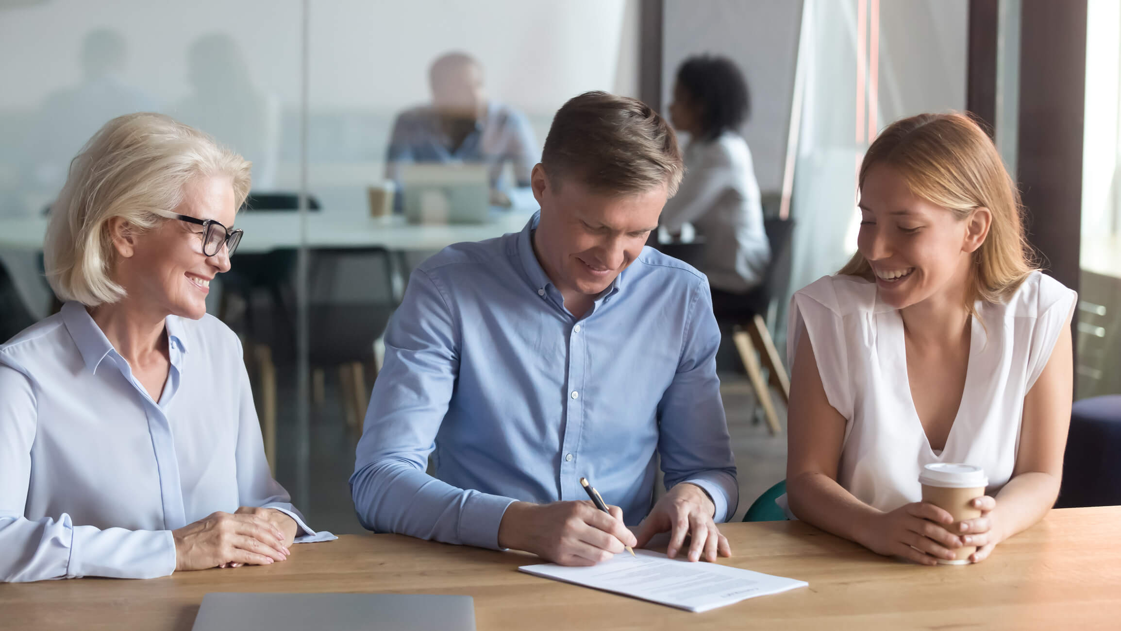 Associés discutant de l'enregistrement cession de parts et de l'évaluation des droits à régler