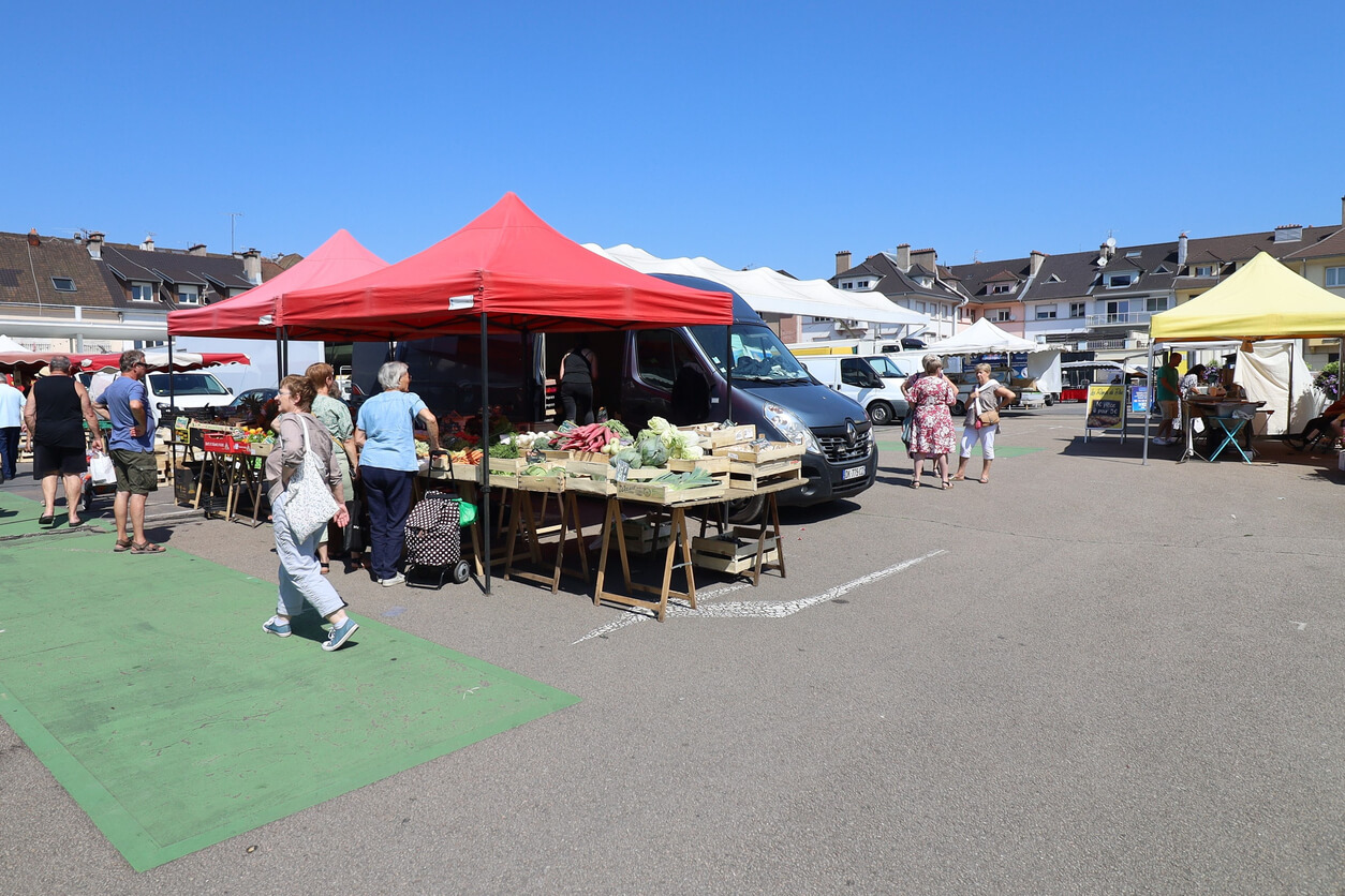 Ambiance animée au marché de Saint-Dié-des-Vosges, un lieu prisé pour les habitants, reflétant le potentiel d'investissement locatif Saint-Dié-des-Vosges