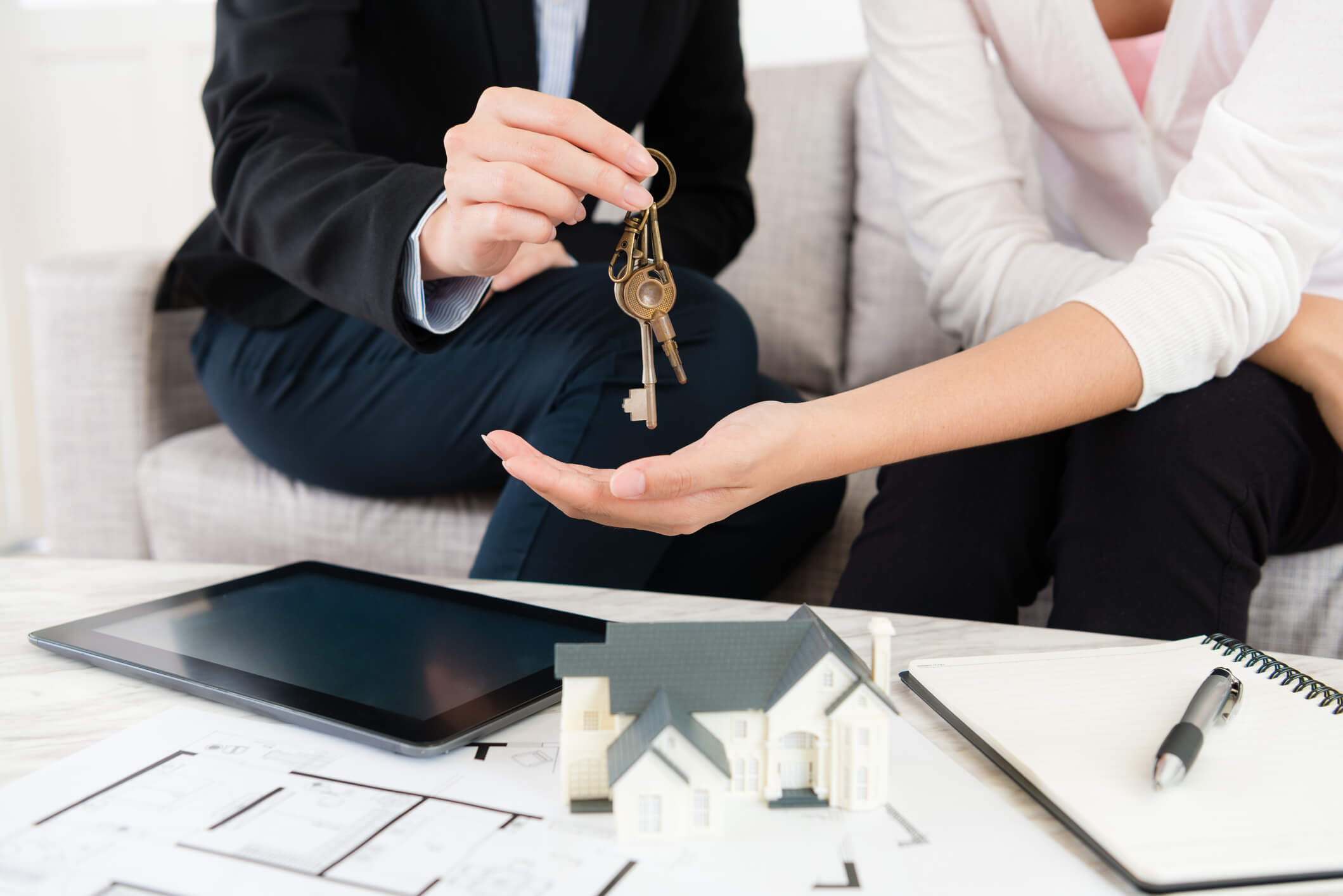 Remise des clés pour un achat immobilier réalisé en SCI, une solution choisie pour faciliter la gestion et la répartition du patrimoine entre les associés.