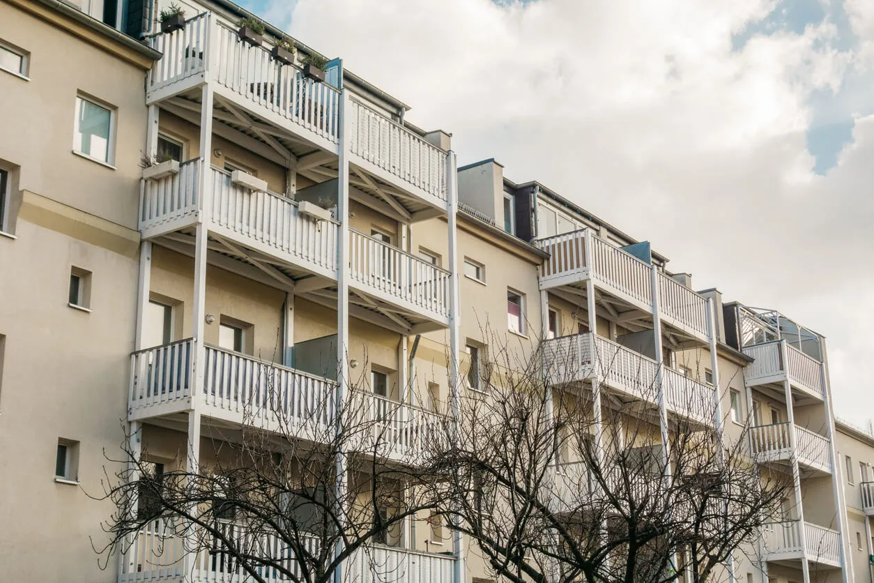 Immeuble résidentiel à Brest, illustrant le dynamisme du marché immobilier. Optez pour une gestion locative à Brest efficace afin d’optimiser la rentabilité de votre bien.