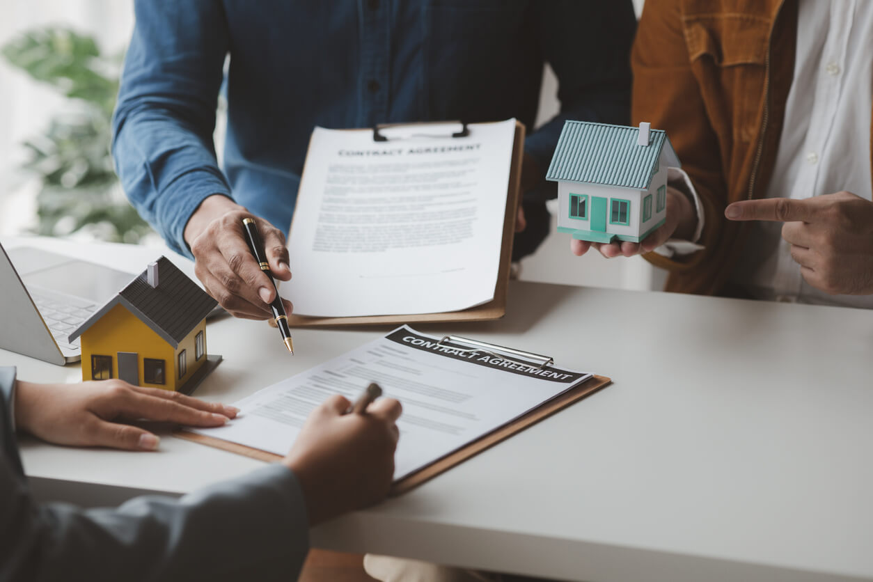 Deux personnes réalisant les formalités d’enregistrement et de publication pour un apport immobilier dans une SCI, étape essentielle pour assurer la conformité juridique.