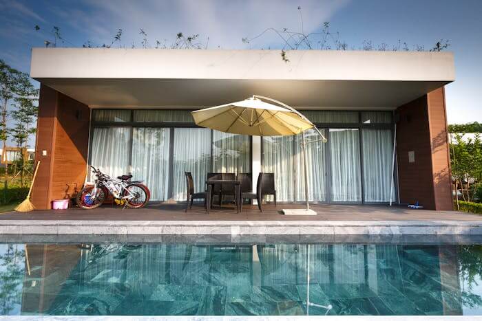 Une belle maison individuelle à louer à Bali avec une piscine à l'extérieur. 