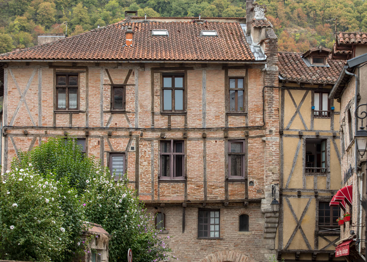 Façade d'une maison ancienne à colombages à Cahors, idéale pour un investissement locatif Cahors, mêlant charme historique et authenticité dans le Lot