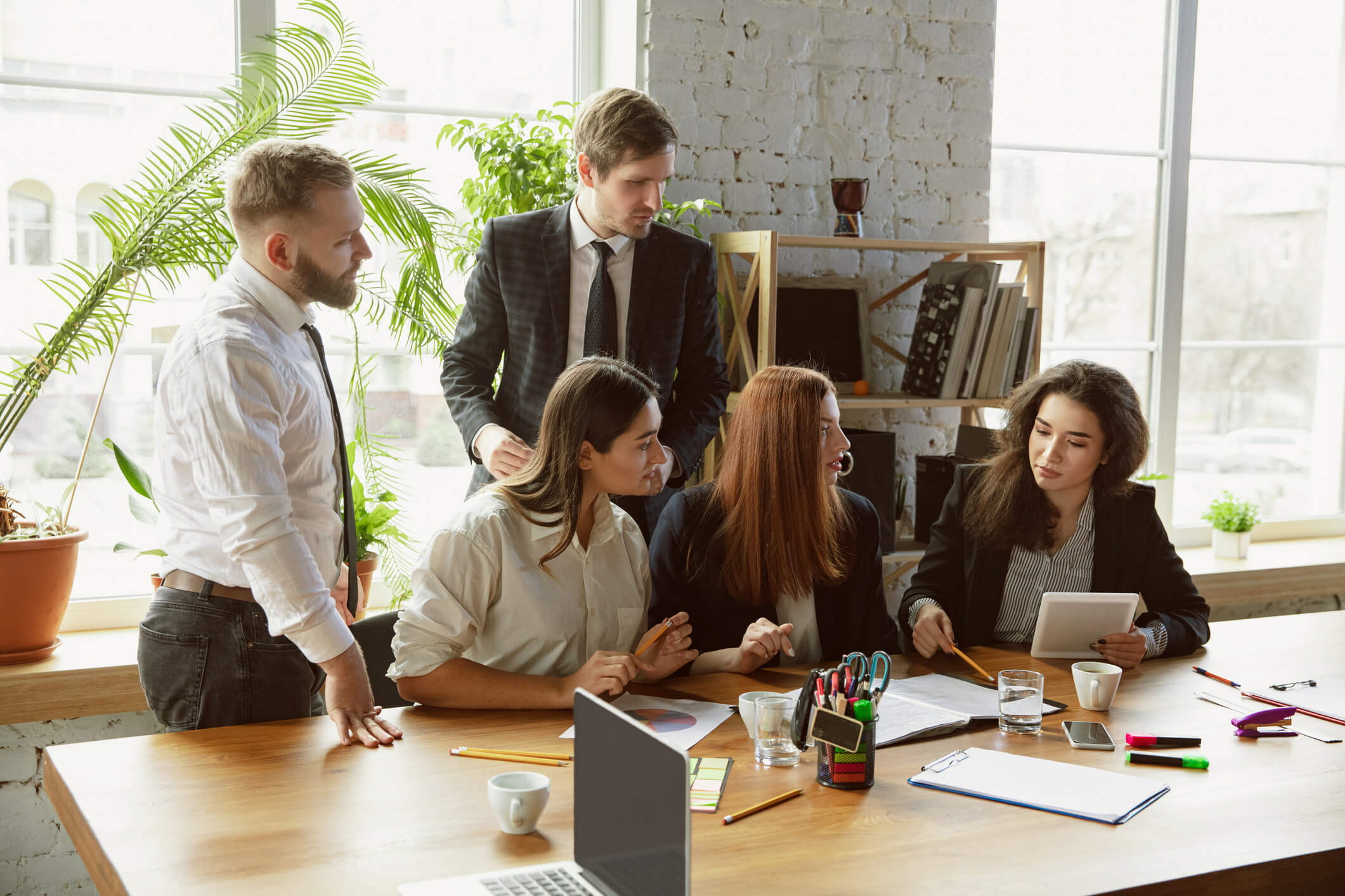 Des associés, membres d'une même famille, réunis autour d'une table pour discuter des avantages fiscaux de leur SCI familiale. Une solution idéale pour optimiser la gestion du patrimoine immobilier et bénéficier d'une fiscalité allégée en 2024.