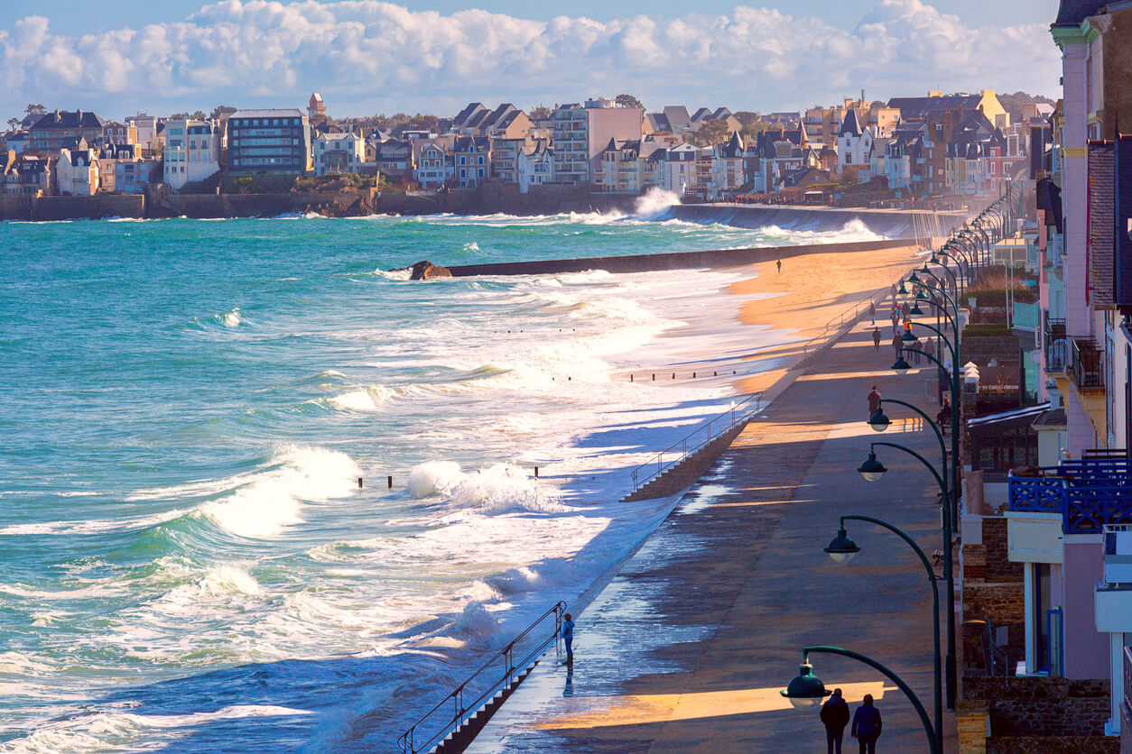 Vue panoramique sur la plage et les bâtiments de Saint-Malo, un cadre idéal pour un investissement locatif Saint-Malo, avec un fort potentiel touristique